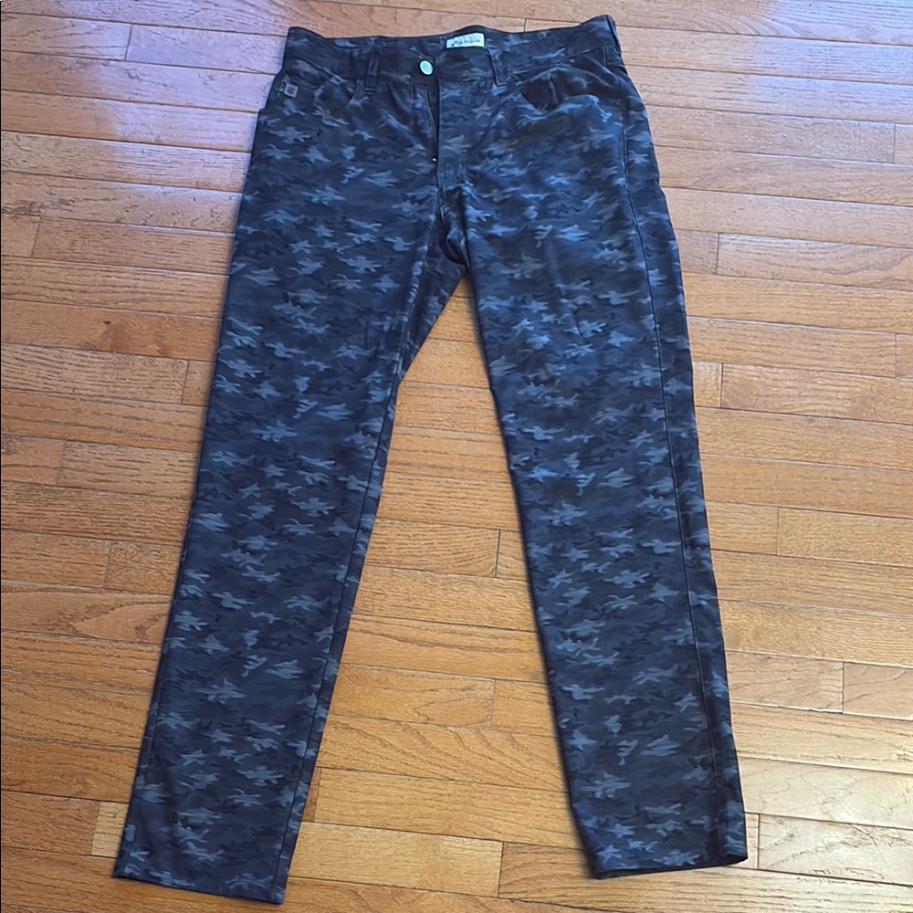 Peter Millar camo golf pants. Never worn. 32x32.